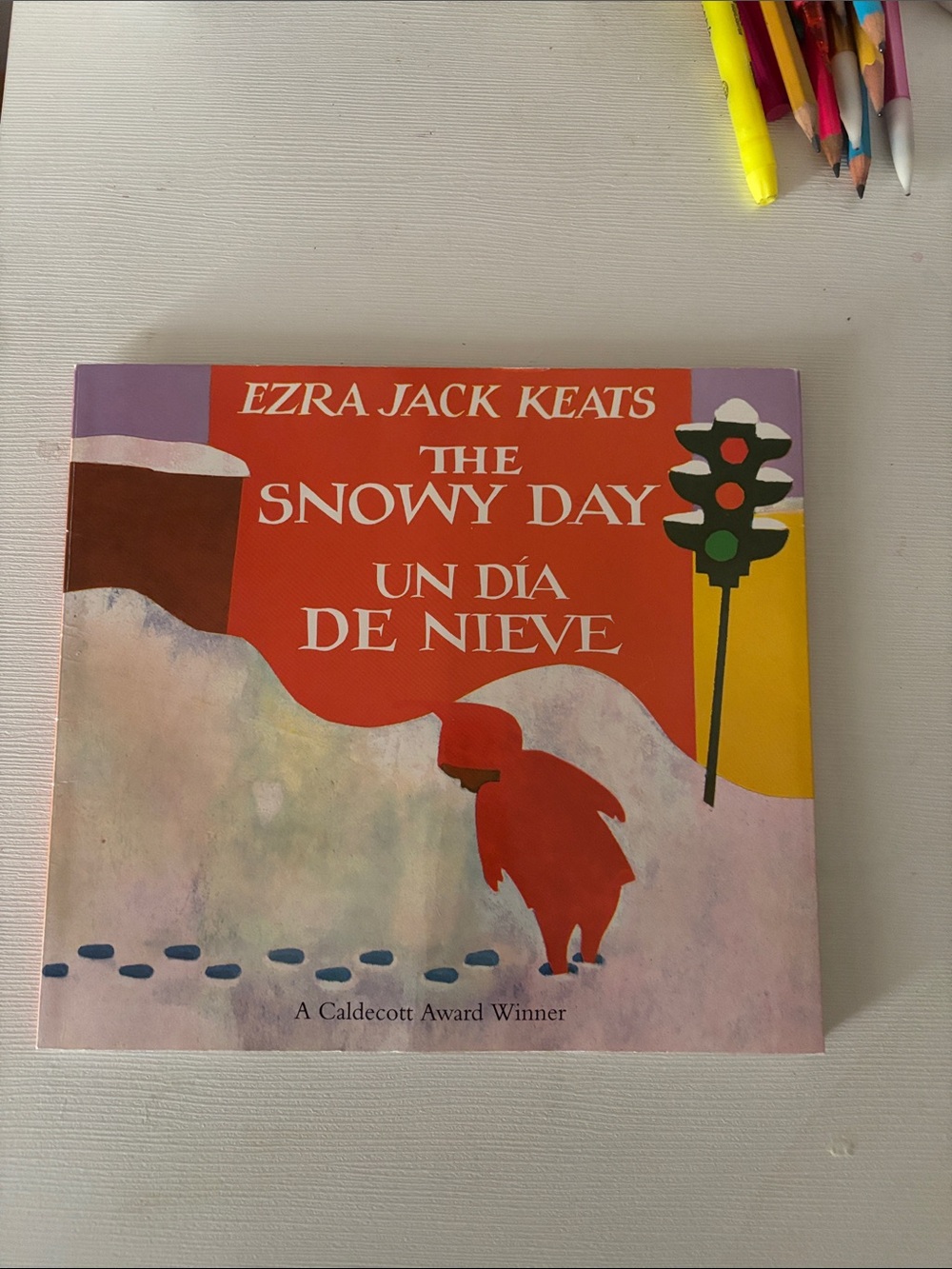 The Snowy Day / Un Día De Nieve - English and Spanish Children’s book classic